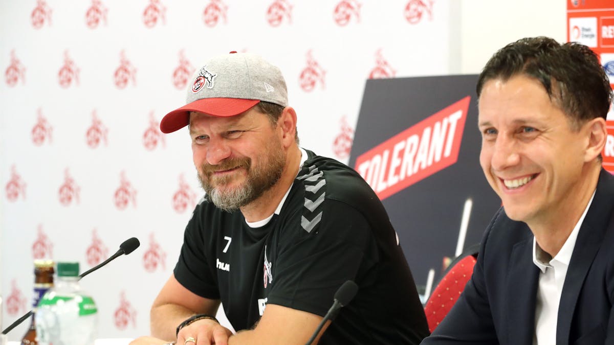 Trainer Steffen Baumgart (l.) und Sportchef Christian Keller auf der Pressekonferenz zum Trainingsauftakt des 1. FC Köln am 27. Juni 2022