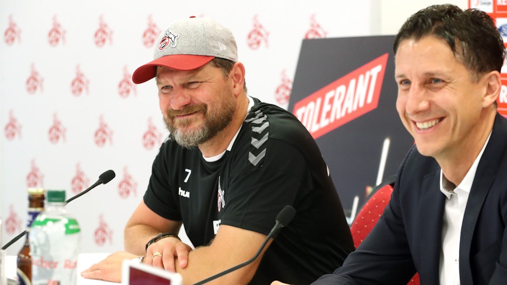 Trainer Steffen Baumgart (l.) und Sportchef Christian Keller auf der Pressekonferenz zum Trainingsauftakt des 1. FC Köln am 27. Juni 2022