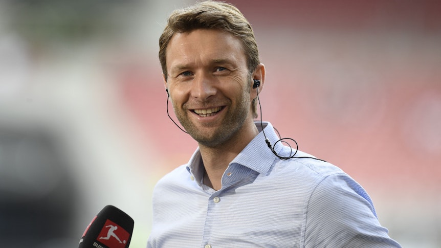 Simon Rolfes im TV-Interview vor einem Bundesliga-Spiel von Bayer Leverkusen.