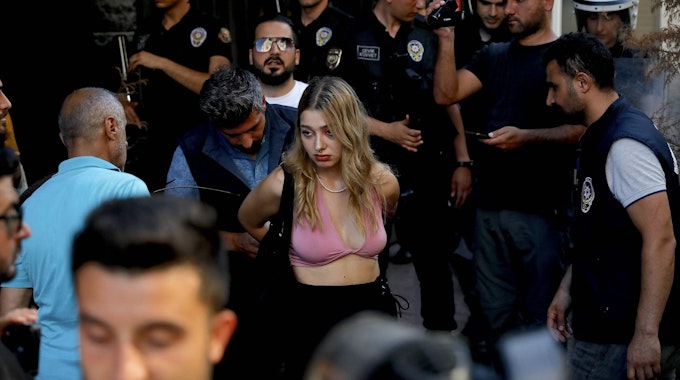 So wie hier gab es am 26. Juni 2022 etliche weitere Festnahmen im Rahmen der Pride-Parade in Istanbul.