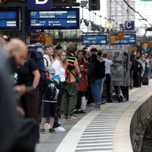 Menschen an Gleis 5 am Hauptbahnhof in Köln.