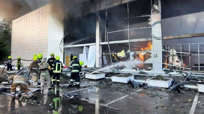 Ein Video zeigt die Flammen-Hölle in dem Einkaufszentrum in Kremenchuk.