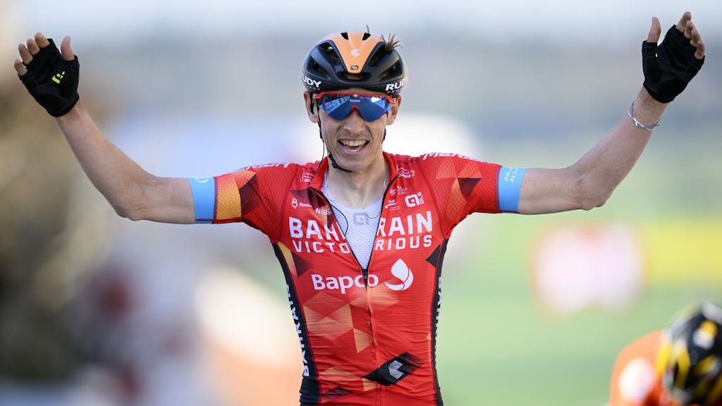 Dylan Teuns vom Team Bahrain Victorious jubelt über seinen Sieg bei der ersten Etappe der Tour de Romandie