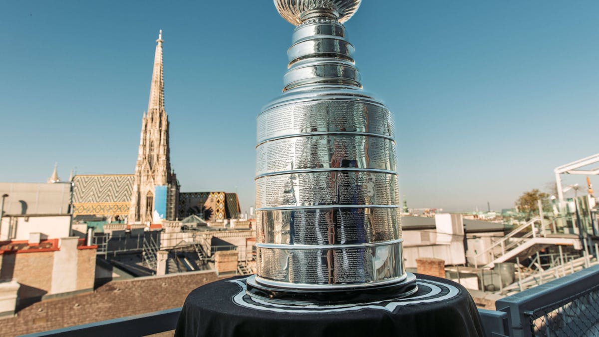 Die Stanley-Cup-Trophäe steht auf einem Podest in Wien.