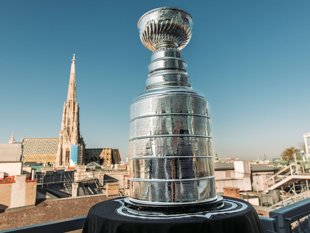 Die Stanley-Cup-Trophäe steht auf einem Podest in Wien.