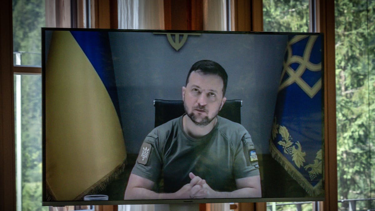 Der ukrainische Präsident Wolodymyr Selenskyj ist am 27. Juni per Videokonferenz zur Arbeitssitzung der Gipfelteilnehmer dazugeschaltet.