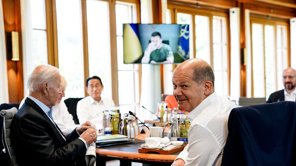 Kanzler Olaf Scholz sitzt am 27. Juni beim G7-Gipfel zusammen mit US-Präsident Joe Biden, dem britischen Premier Boris Johnson, dem japanischen Premier Fumio Kishida an einem Tisch, während der ukrainische Präsident Wolodymyr Selenskyj per Video zugeschaltet ist. Wird Scholz bald mit Putin an einem Tisch sitzen?
