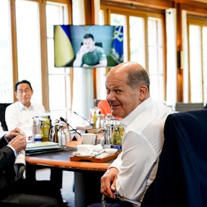 Kanzler Olaf Scholz sitzt am 27. Juni beim G7-Gipfel zusammen mit US-Präsident Joe Biden, dem britischen Premier Boris Johnson, dem japanischen Premier Fumio Kishida an einem Tisch, während der ukrainische Präsident Wolodymyr Selenskyj per Video zugeschaltet ist. Wird Scholz bald mit Putin an einem Tisch sitzen?