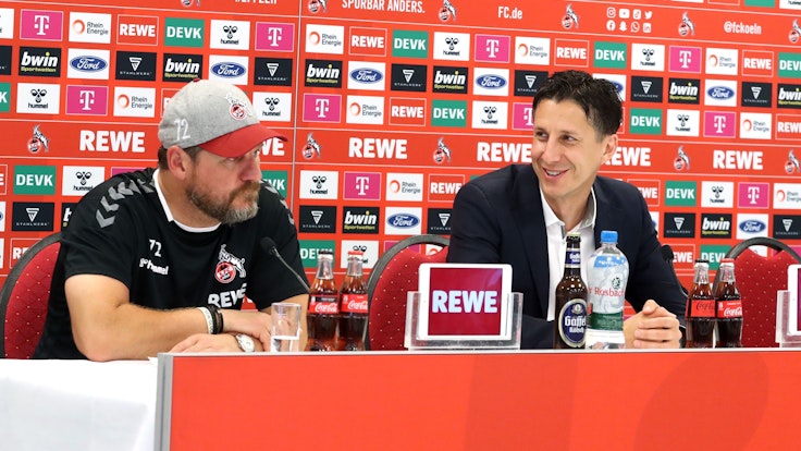 Steffen Baumgart (l.) und Christian Keller auf der Pressekonferenz des 1. FC Köln zum Saisonstart.