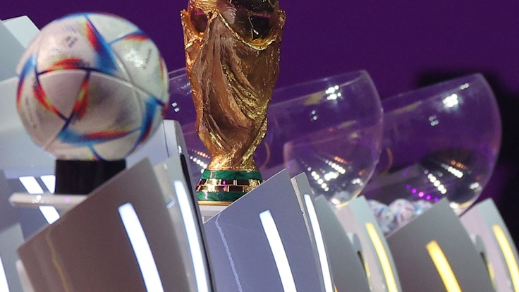 Der WM-Pokal und Spielball Al Rihla bei der Gruppen-Auslosung zur WM 2022 in Katar.