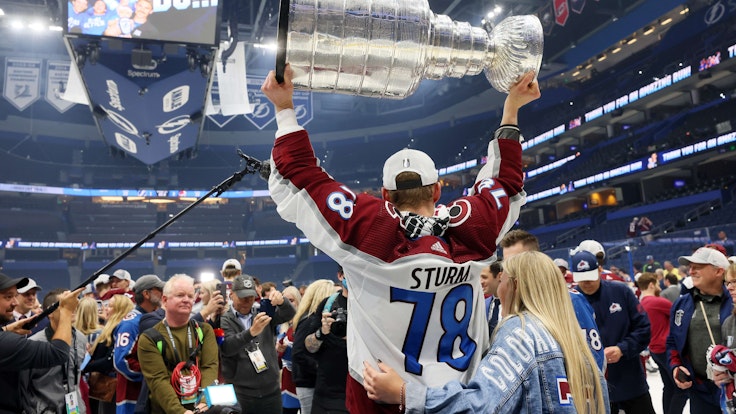 Nico Sturm hält die Trophäe für den Gewinn des Stanley Cups in die Höhe.