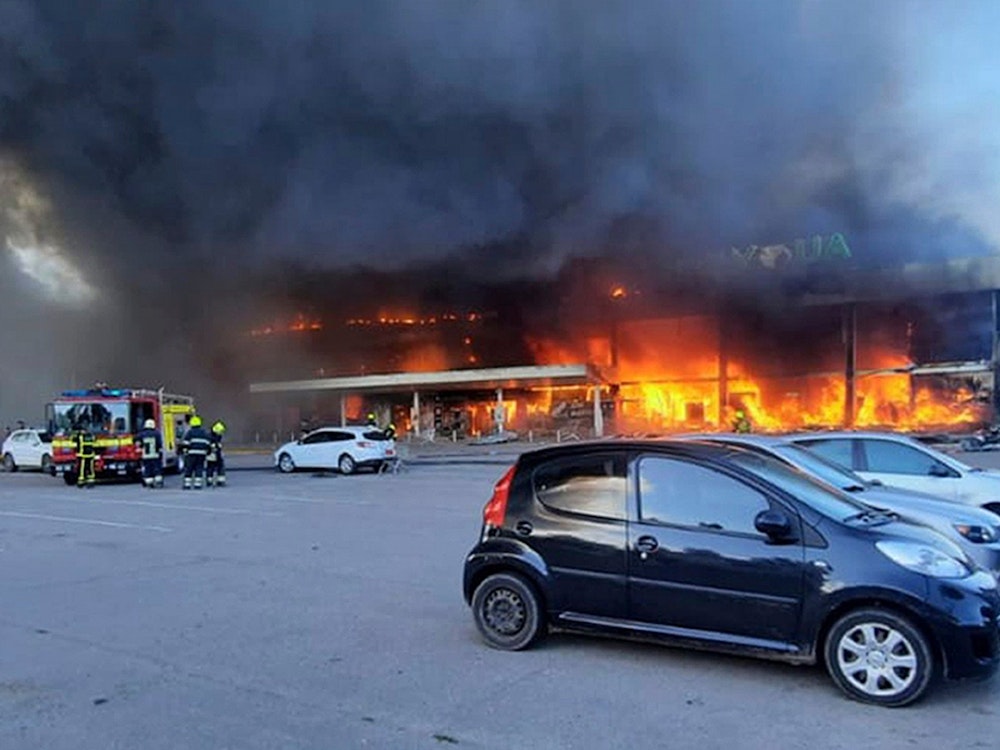 Die Feuerwehr versucht nach einem russischen Raketenangriff das brennende Einkaufszentrum in Kremenchuk, Ukraine, zu löschen.