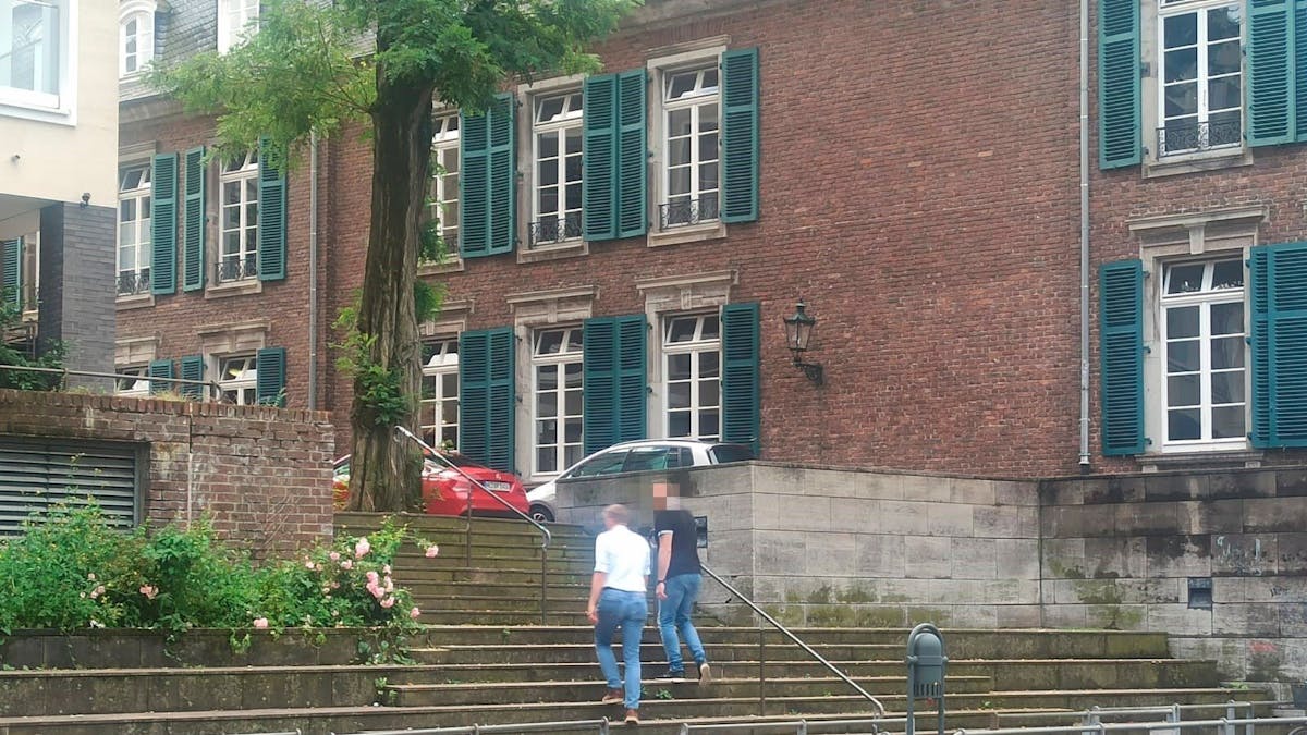 Treppe in Düsseldorf. Hier fiel das Opfer nach der Attacke seiner Freunde ins Koma.