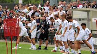 Die Profis von Borussia Mönchengladbach beim Trainingsauftakt am 26. Juni 2022. Die Einheit war die erste unter dem neuen Trainer Daniel Farke (Mitte).