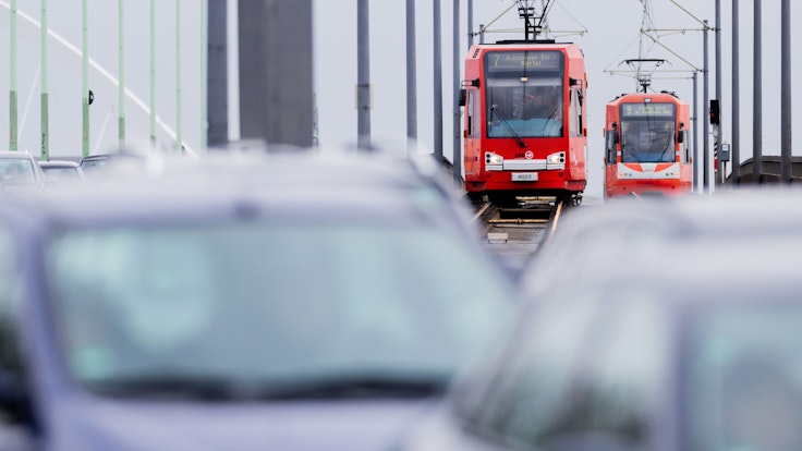 Das Foto aus dem Jahr 2022 zeigt zwei Straßenbahnen der KVB auf der Deutzer Brücke in Köln.