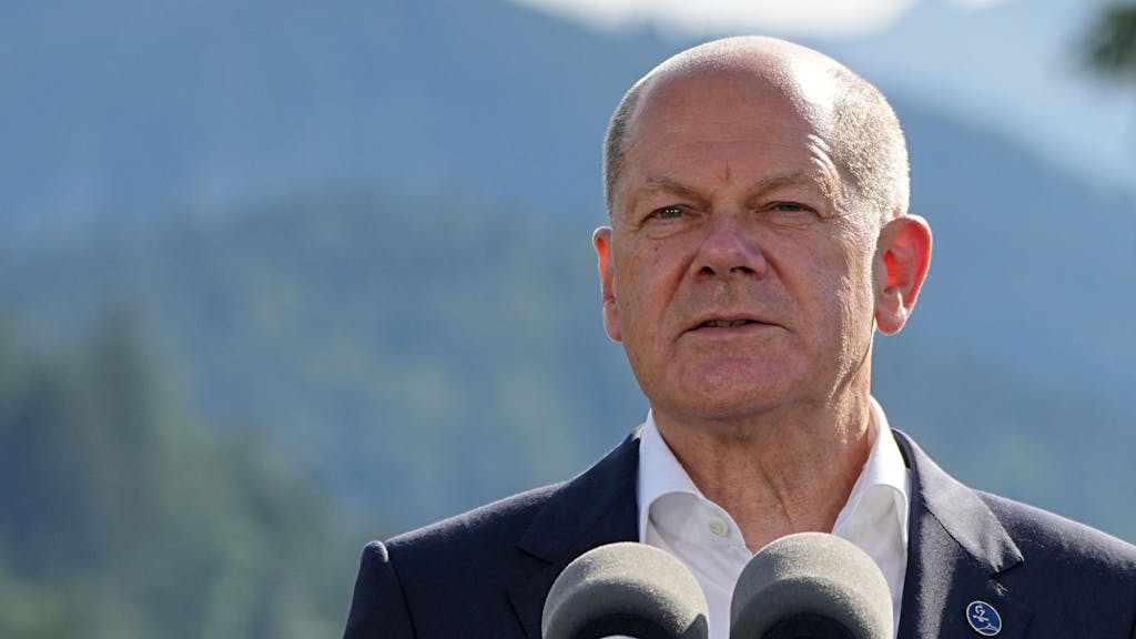 Kanzler Olaf Scholz (SPD, hier am 26. Juni beim G7-Gipfel auf Schloss Elmau) will sich im Kampf gegen die Folgen der hohen Inflation für eine steuerfreie Einmalzahlung der Unternehmen an ihre Beschäftigten stark machen. Für seinen Plan gab es viel Kritik.