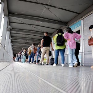 Passagierinnen und Passagiere stehen am Samstag (27. Juni) in einer Schlange von mehreren hundert Metern für die Sicherheitskontrolle am Flughafen Köln Bonn an. Ein Twitter-Video zeigt das Ausmaß der Schlange.