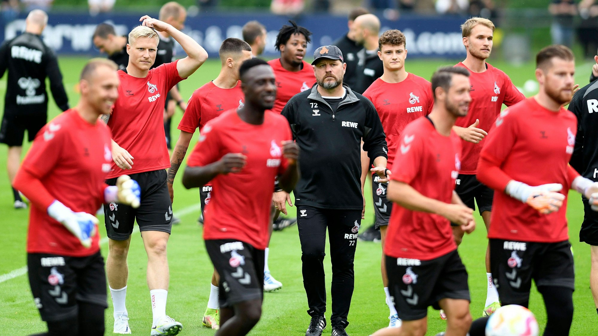 Steffen Baumgart und sein 1. FC Köln sind zurück auf dem Rasen. Am Montag (27. Juni 2022) stand das erste Mannschaftstraining der neuen Saison an.