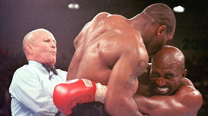 Dieses Foto ging um die Welt: Mike Tyson beißt Gegner Evander Holyfield beim Boxkampf in Las Vegas am 28. Juni 1997 ein Stück vom Ohr ab.