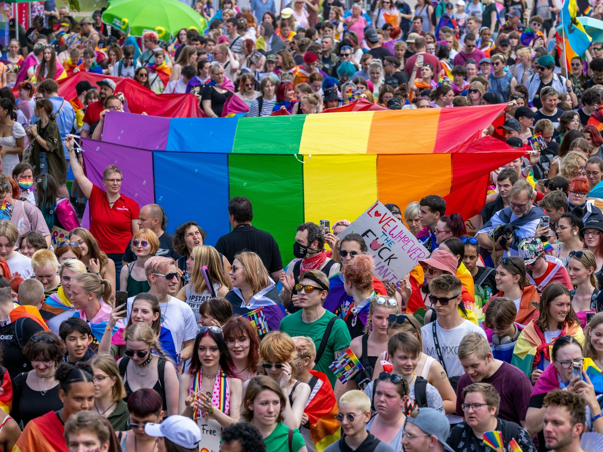 Teilnehmer des Christopher Street Day ziehen am 25. Juni 2022 in Berlin bunt kostümiert und mit Regenbogenfahnen durch die Innenstadt.