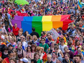Teilnehmer des Christopher Street Day ziehen am 25. Juni 2022 in Berlin bunt kostümiert und mit Regenbogenfahnen durch die Innenstadt.
