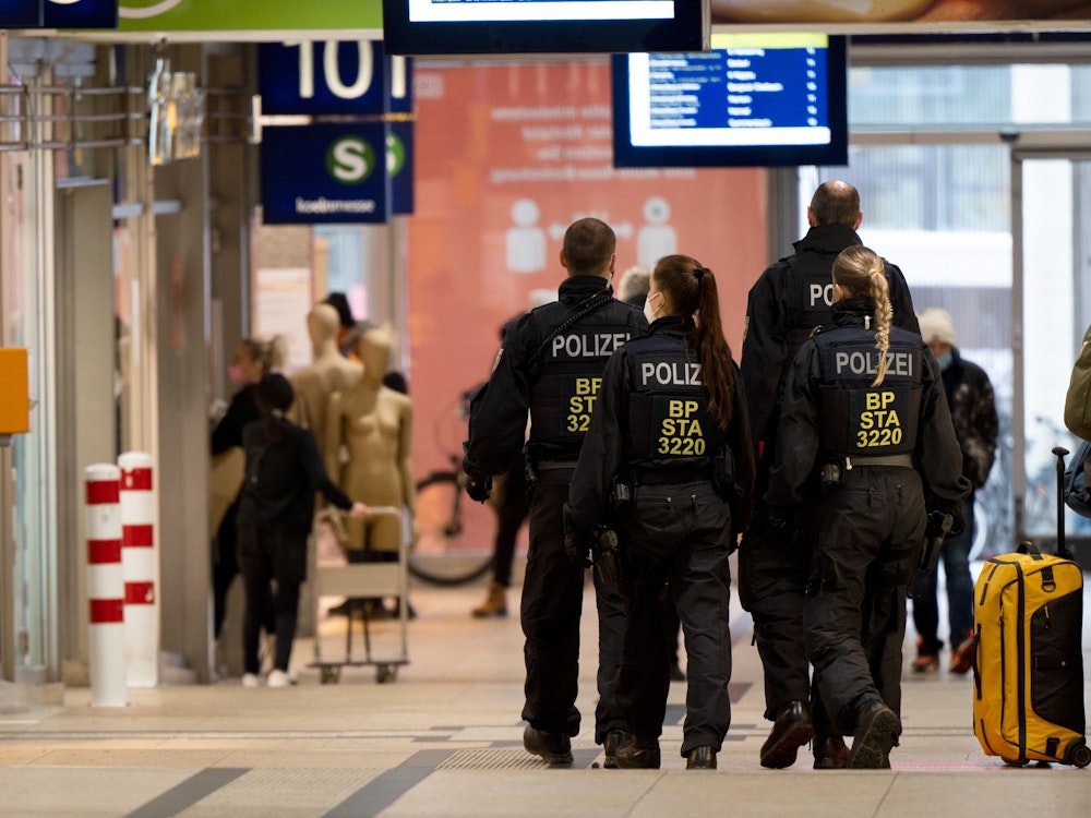 Polizisten gehen am 13. Dezember 2021 in einer Gruppe durch den Bahnhof in Köln.