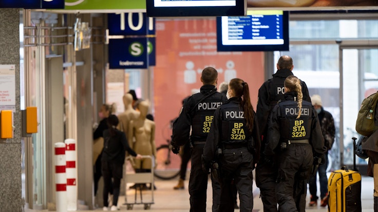 Polizisten gehen am 13. Dezember 2021 in einer Gruppe durch den Bahnhof in Köln.