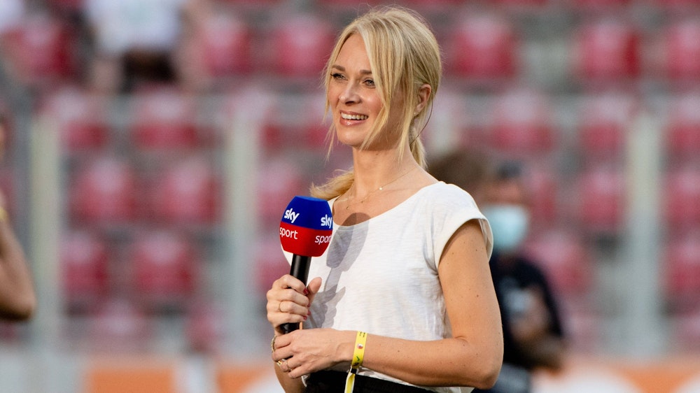 Britta Hofmann beim Bundesliga-Spiel zwischen dem FC Augsburg und der TSG Hoffenheim vor einer TV-Schalte am Sky-Mikrofon