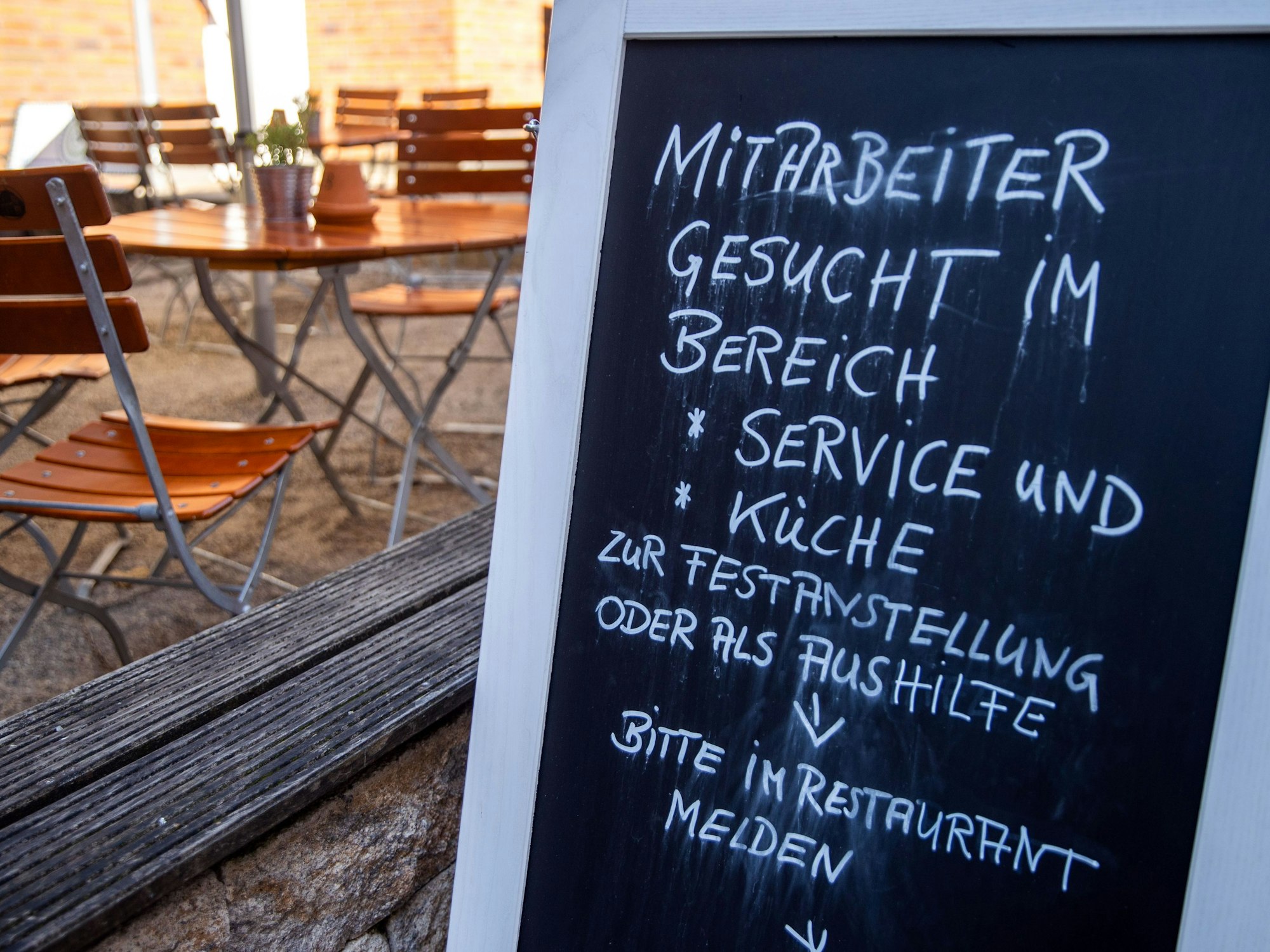 Tafel vor einem Restaurant in Schwerin, aufgenommen im August 2021.