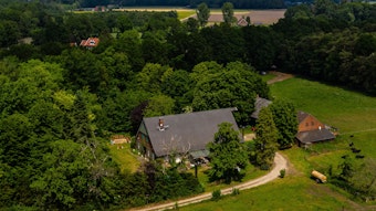 Ansicht des Hauses, wo der Fernsehsender RTL das „Sommerhaus der Stars“ drehen wird (Aufnahme mit Drohne).