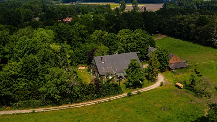 Ansicht des Hauses, wo der Fernsehsender RTL das „Sommerhaus der Stars“ drehen wird (Aufnahme mit Drohne).