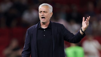 José Mourinho gestikuliert im Spiel der AS Rom am Seitenrand
