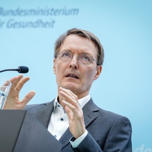 Karl Lauterbach spricht bei einer Pressekonferenz in Berlin.