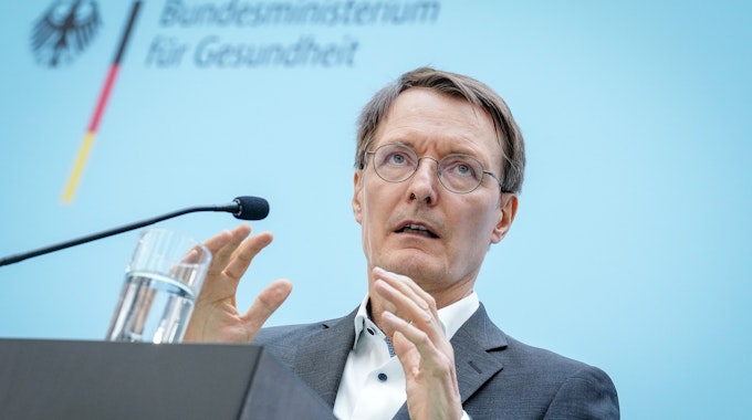 Karl Lauterbach spricht bei einer Pressekonferenz in Berlin.