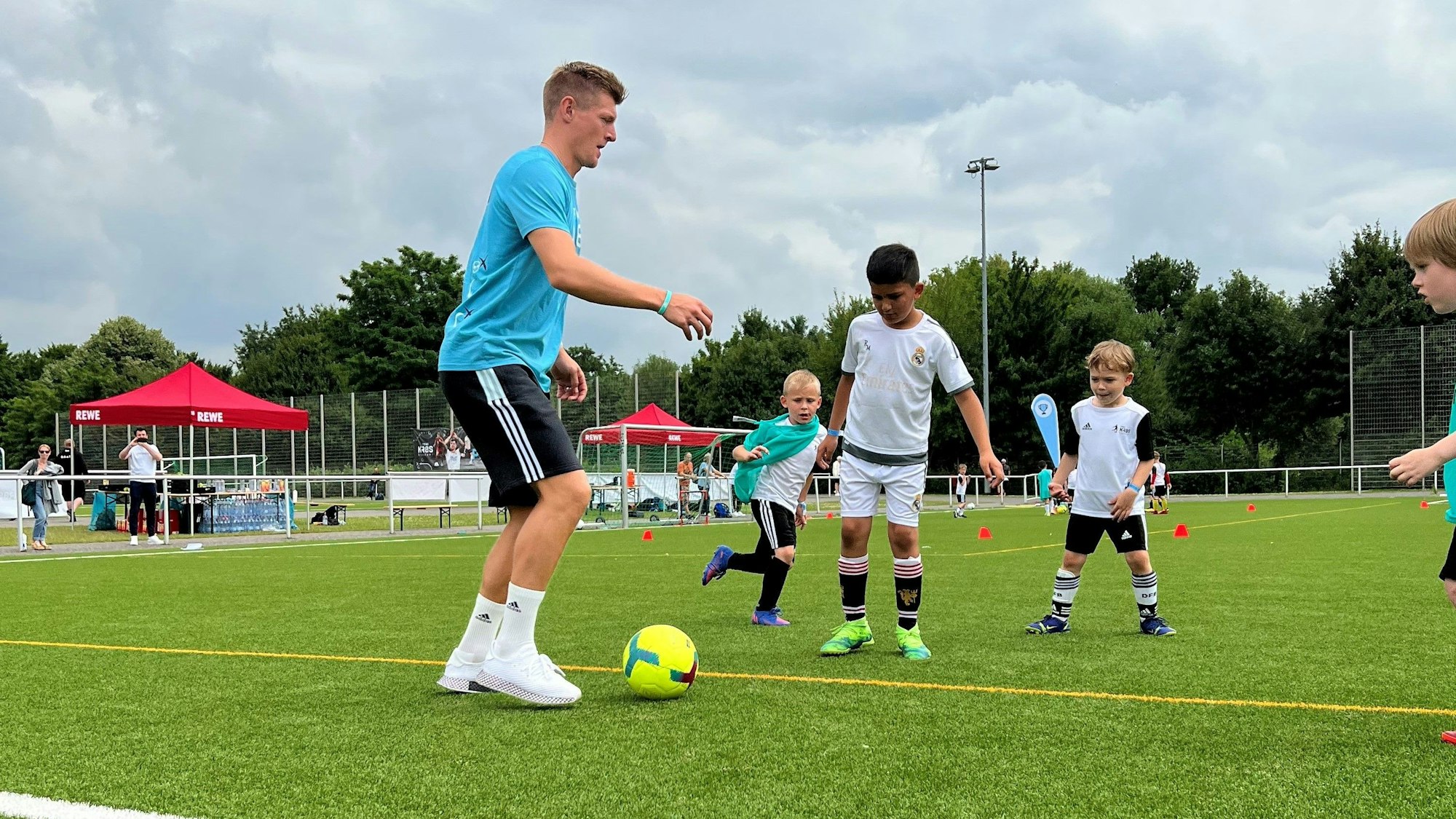 Toni Kroos spielt bei seinem Trainingscamp in Junkersdorf bei einer Trainings-Einheit mit mehreren Kindern Fußball.