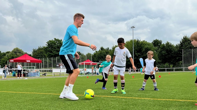 Toni Kroos spielt bei seinem Trainingscamp in Junkersdorf bei einer Trainings-Einheit mit mehreren Kindern Fußball.