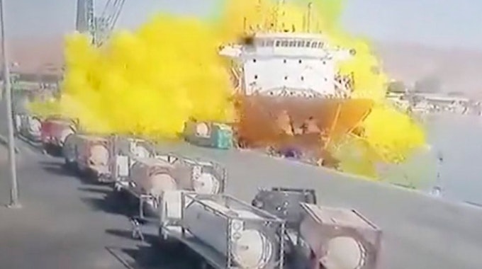 Der Screenshot von einer Überwachungskamera im Hafen von Akaba im Süden Jordaniens zeigt die gelbe Wolke von Chlorgas, die aus einem umgekippten Container ausströmt. Mindestens zwölf Menschen sterben, Hunderte werden verletzt.