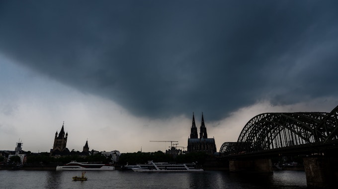 Hier erfahren Sie alles rund um das aktuelle Wetter in Köln und NRW. Das Foto zeigt den Dom in einer Gewitterwolke am 20. Mai 2022.