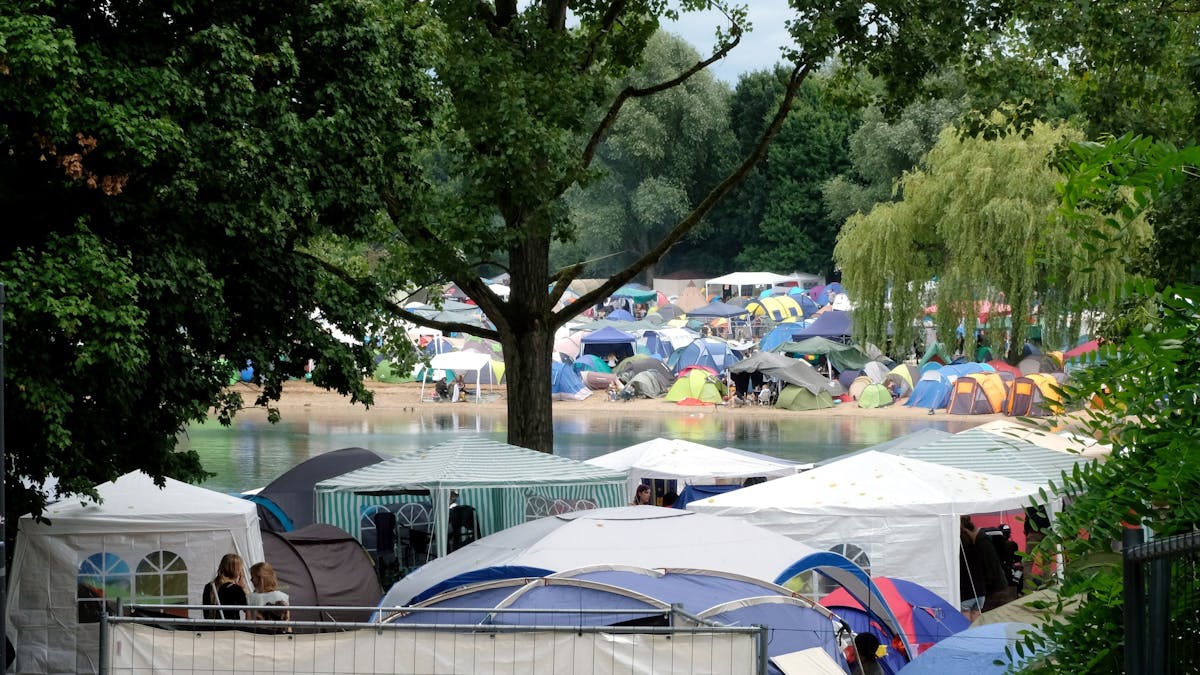 Mehrere Zelte beim Summerjam in Köln