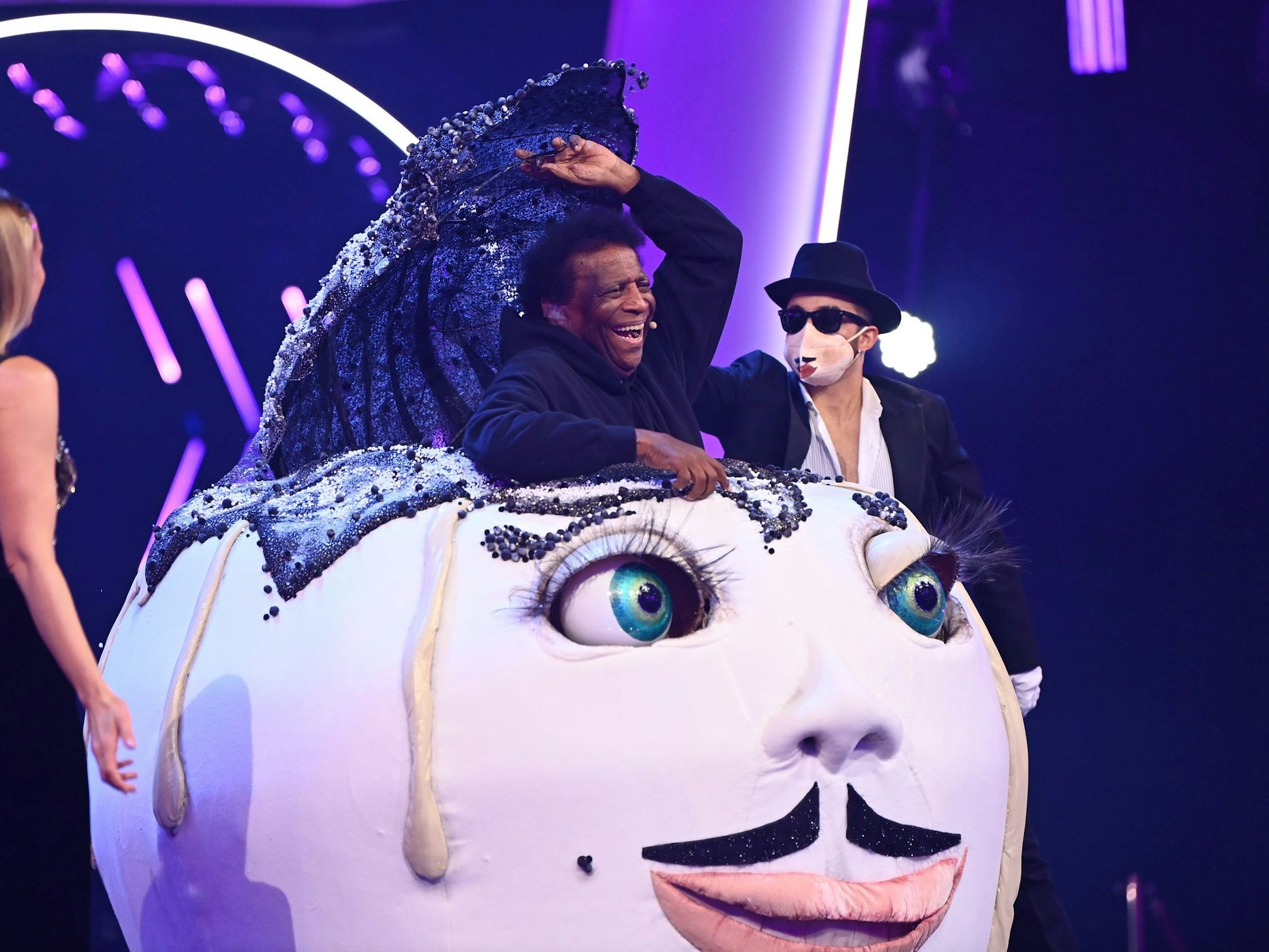 Schlagerstar Roberto Blanco steigt aus dem Germknödel-Kostüm nach seiner Enttarnung während der ProSieben-Show «The Masked Singer Austria».