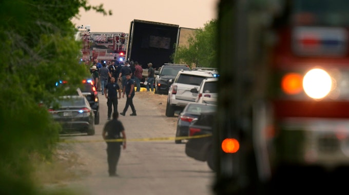 In einem abgelegenen Gebiet im Südwesten von San Antonio (USA) wurden zahlreiche Tote in einem Sattelauflieger gefunden.
