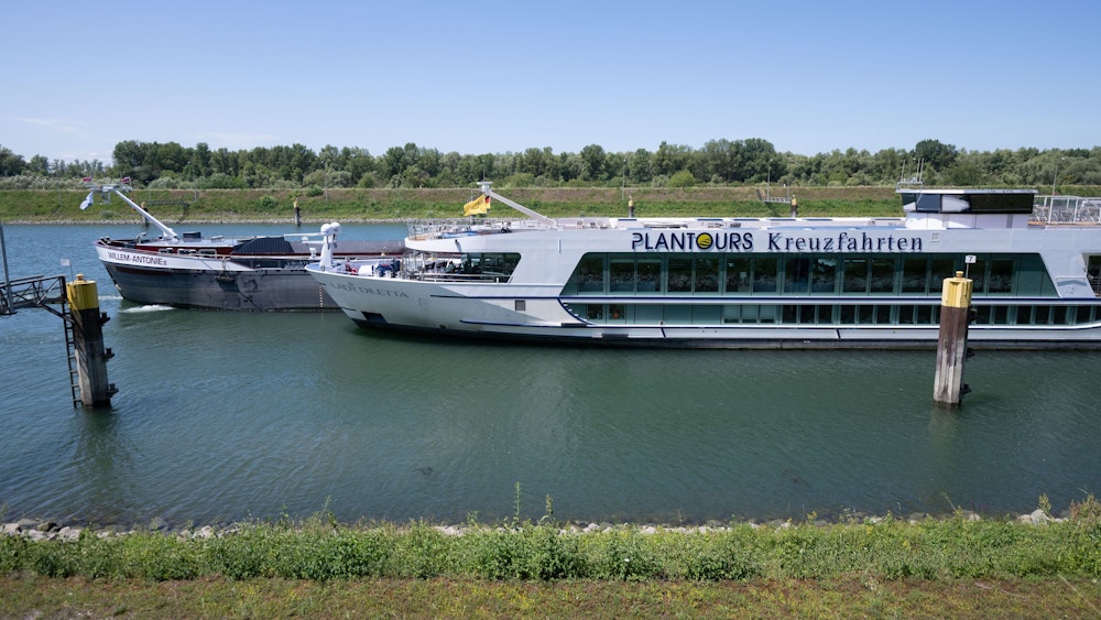 Ein Kreuzfahrtschiff wird am 28. Juni 2022 bei Rheinstetten (Landkreis Karlsruhe) abgeschleppt.