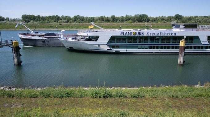 Ein Kreuzfahrtschiff wird am 28. Juni 2022 bei Rheinstetten (Landkreis Karlsruhe) abgeschleppt.