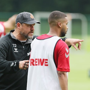 Steffen Baumgart gibt Neuzugang Linton Maina beim 1. FC Köln Anweisungen im Training
