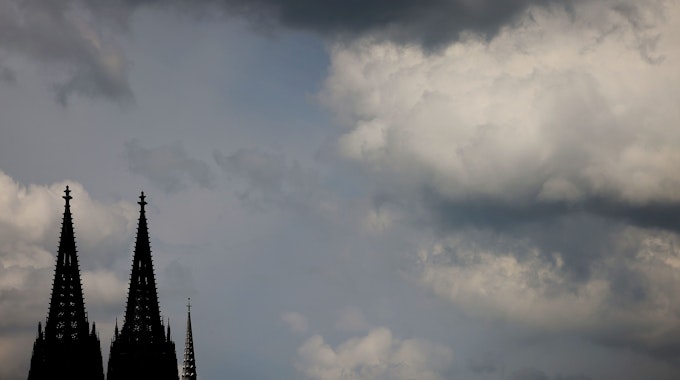 Wolken ziehen am Kölner Dom vorbei-