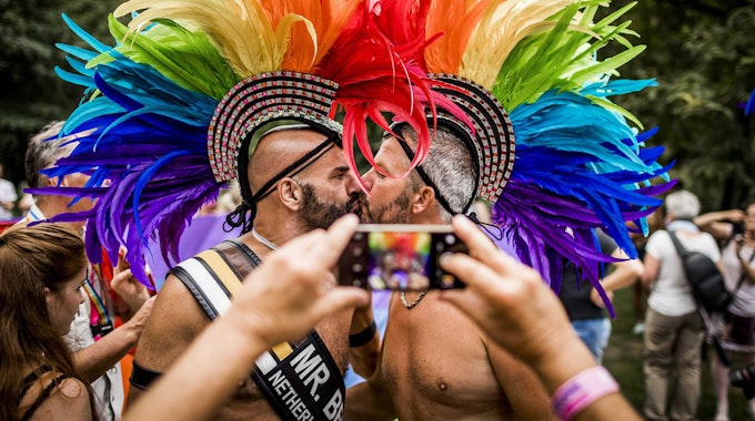 Während der Europride in Amsterdam, am 23. Juli 2016 küssen sich zwei Männer.