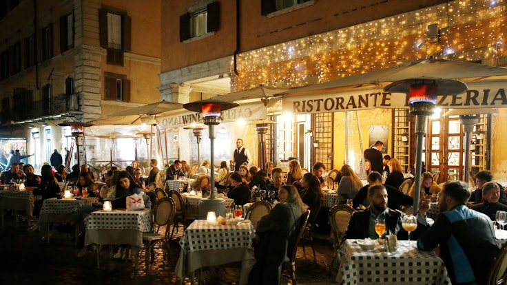 Auch in den Urlaubsländern ist das Leben teurer geworden. Das Bild zeigt ein Restaurant in Italien, in dem Menschen draußen sitzen, aufgenommen im März 2022.