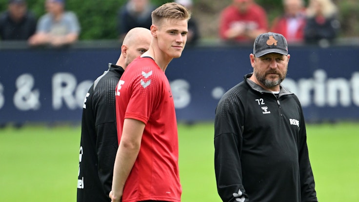 Trainer Steffen Baumgart und Neuzugang Steffen Tigges stehen beisammen.