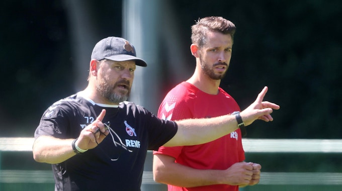 FC-Coach Steffen Baumgart (l.) und Mark Uth beim Training des 1. FC Köln am 28. Juni 2022.