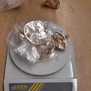 Bundespolizeiinspektion Aachen: Sicherstellung von Gold, Goldschmuck, 11.000,- Euro und Edelsteinen. Bild zeigt einen Teil des Goldschmuckes